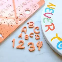 Minúsculas letras mayúsculas y números MÁGICOS en relieve