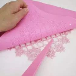 Knife for lace sugar.