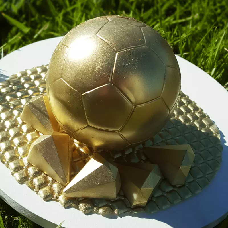 Kit moules ballon de football 3D creux en chocolat 18cm - Planète Gateau