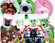 Cups, glasses and disposable tablecloths on the Disney, Pixar and Marvel's plate